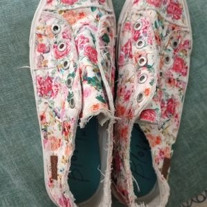 Blowfish tennis shoe.  No laces. Like new. Pretty floral print. Ragged edges